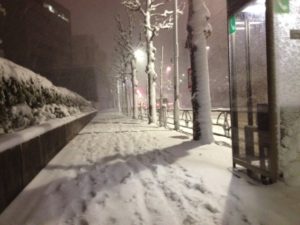 寒波襲来雪の街路イメージ20180126