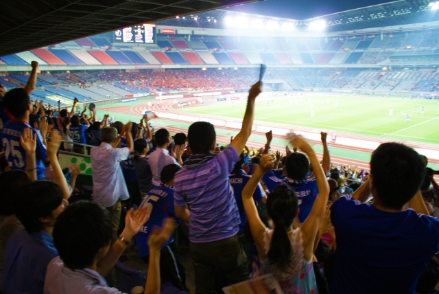 スタジアムでサッカーの応援をする人々20180629
