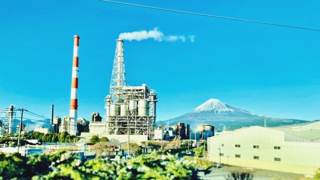 工場と富士山20230619