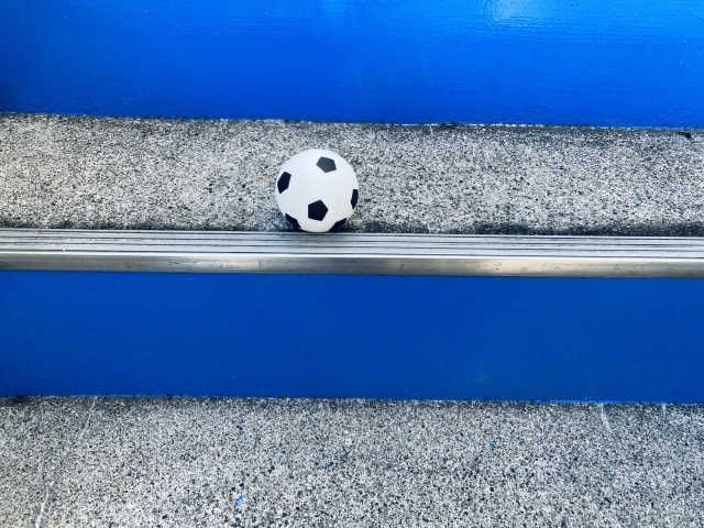 階段とサッカーボール20240229