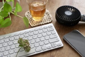 スマホやキーボードなどあ置かれたデスク20250905