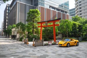 都会の神社とスポーツカー20251003