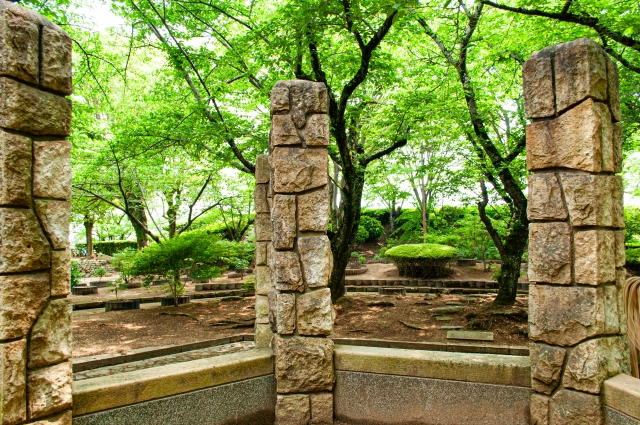 庭園と石柱のイメージ20251226